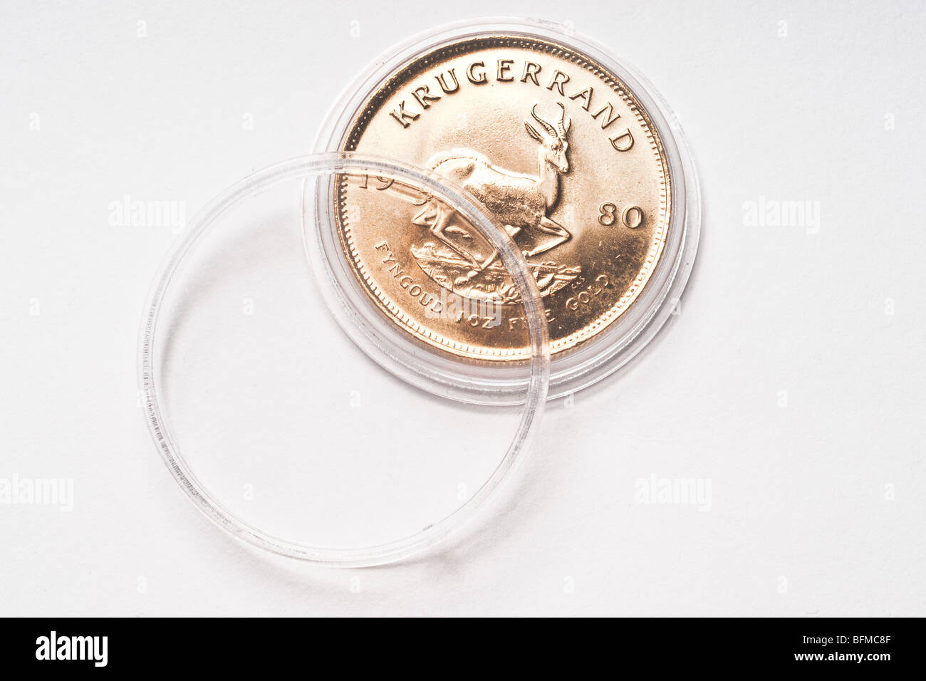 1 South African Krugerrand, 1 oncia di oro, monete in una protezione di plastica del contenitore di imballaggio per la spedizione. Foto Stock