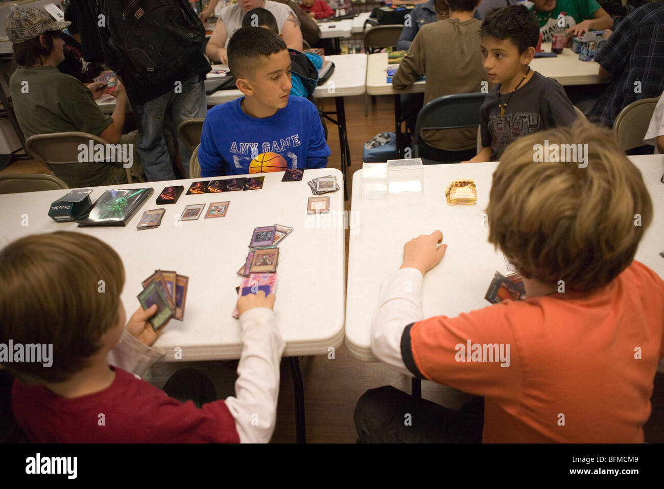Ragazzi dueling ogni altro nel torneo Yugioh, comic book store di Albuquerque, Nuovo Messico, STATI UNITI D'AMERICA Foto Stock