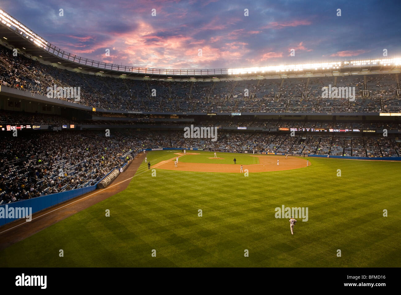 Sunset over original Yankee Stadium di New York New York, Stati Uniti d'America Foto Stock