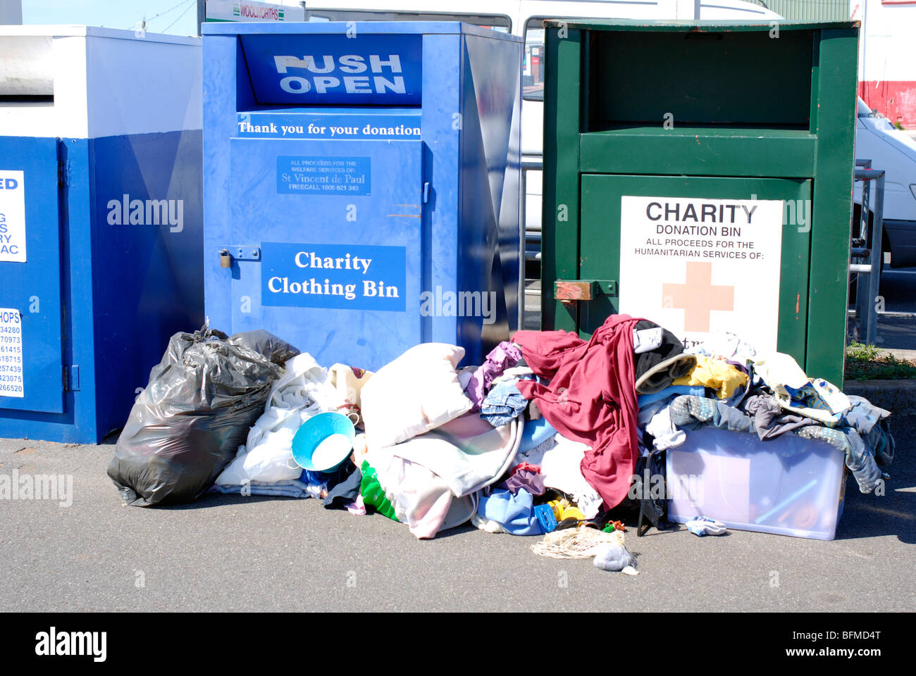 La carità collezione di abbigliamento scomparti di donazione. Foto Stock