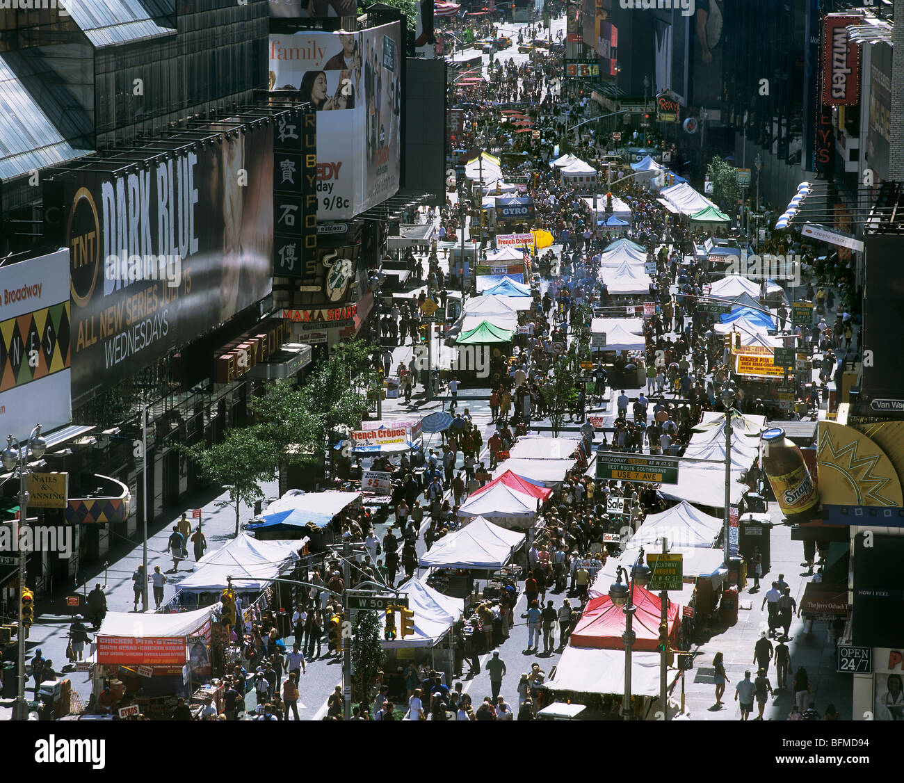 Un mercato di strada su Broadway, New York - hanno tenuto la domenica quando la strada è chiusa al traffico. Times Square è in background, Foto Stock