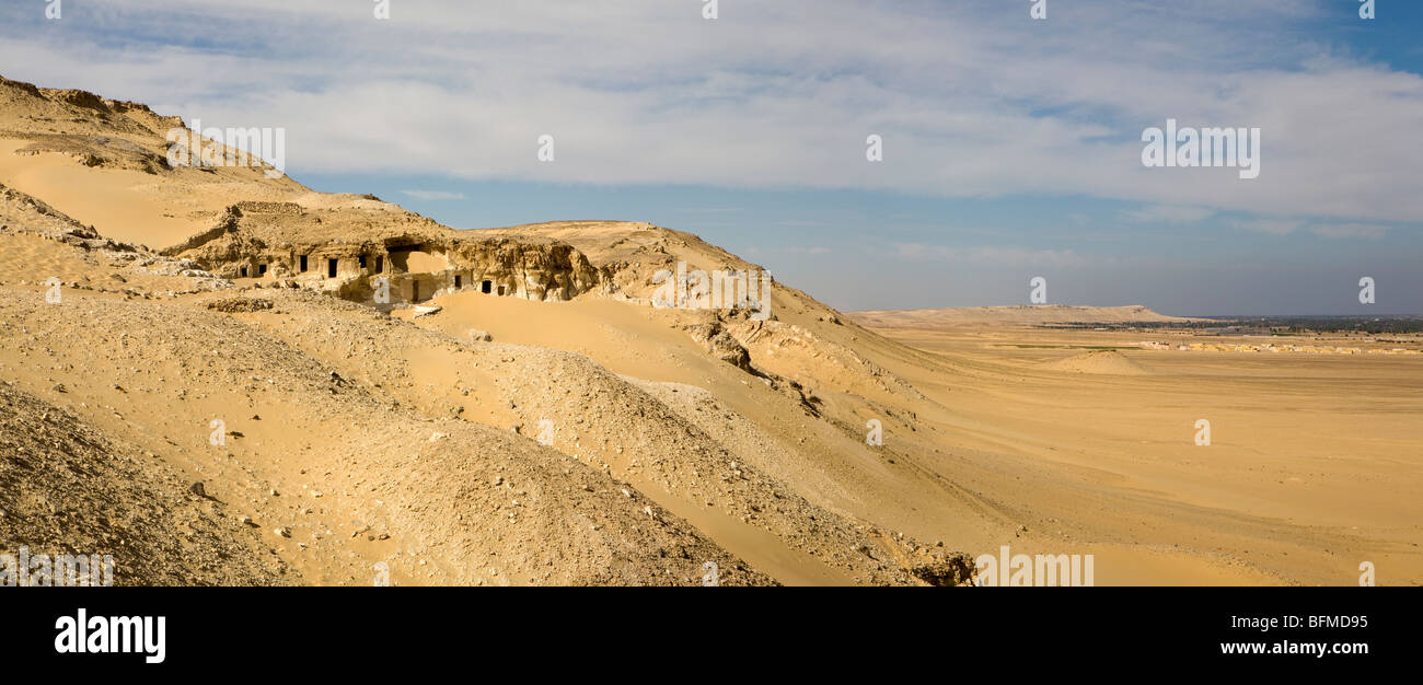 Vista panoramica della Meir tombe nei pressi del villaggio di Meir o Mayr nella valle del Nilo vicino a Asyut, Medio Egitto Foto Stock