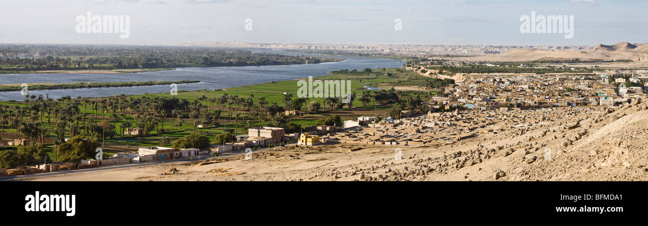 Panoramica della Valle del Nilo presi dalla roccia tombe di Beni Hassan tra Minya e Mallawi, Medio Egitto Foto Stock