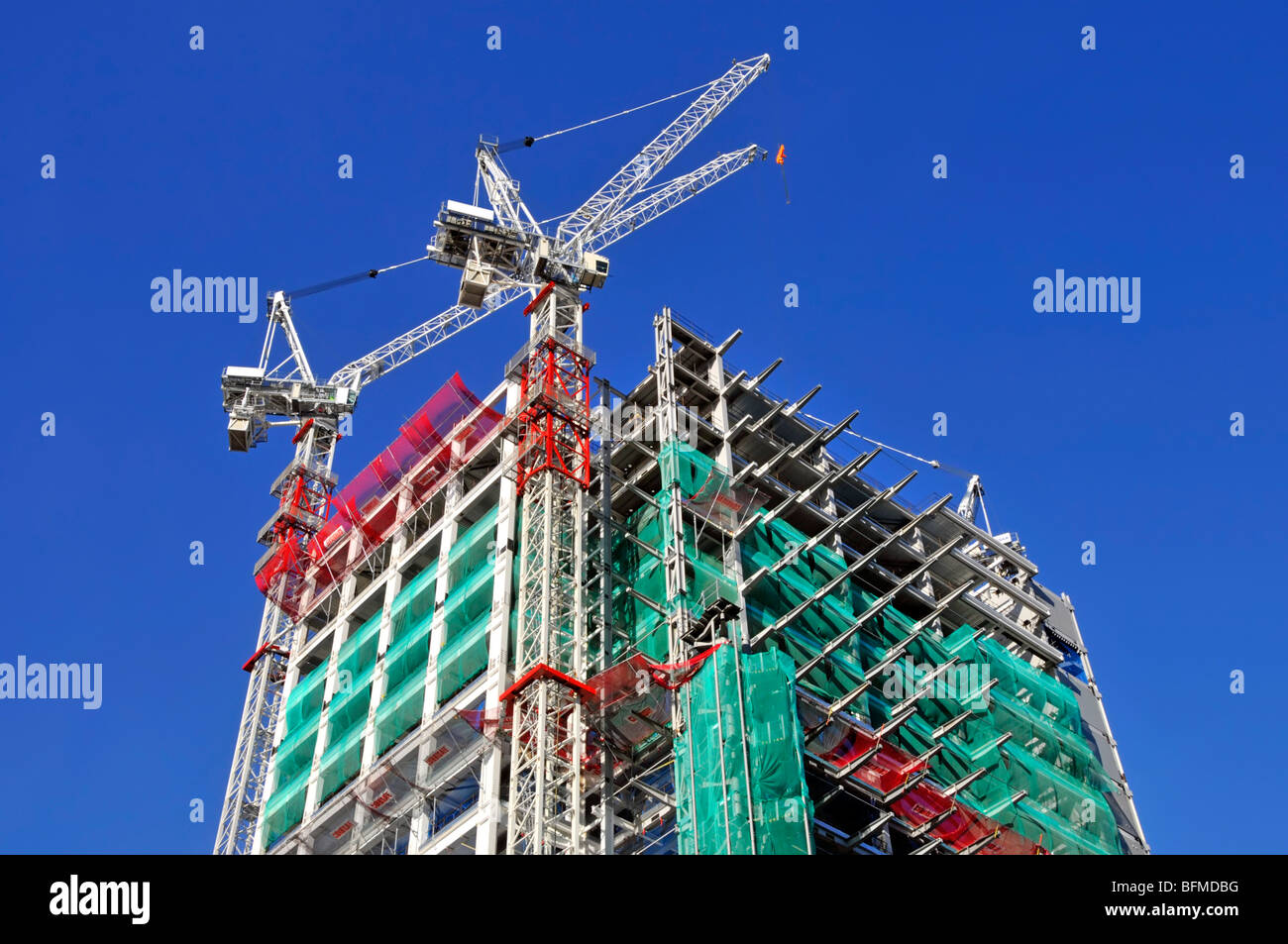Alto edificio grattacielo sito in costruzione con verde di compensazione di sicurezza & gru a torre divenne la torre di airone nella città di Londra Inghilterra REGNO UNITO Foto Stock