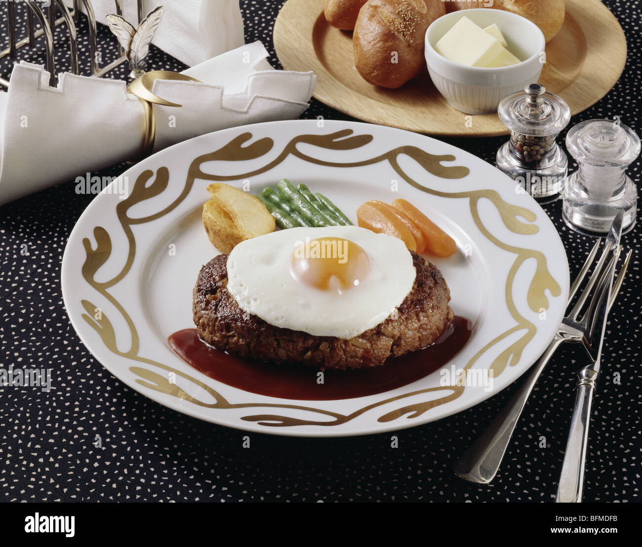 Picchetto di hamburger con uova Sunny-lato Foto Stock