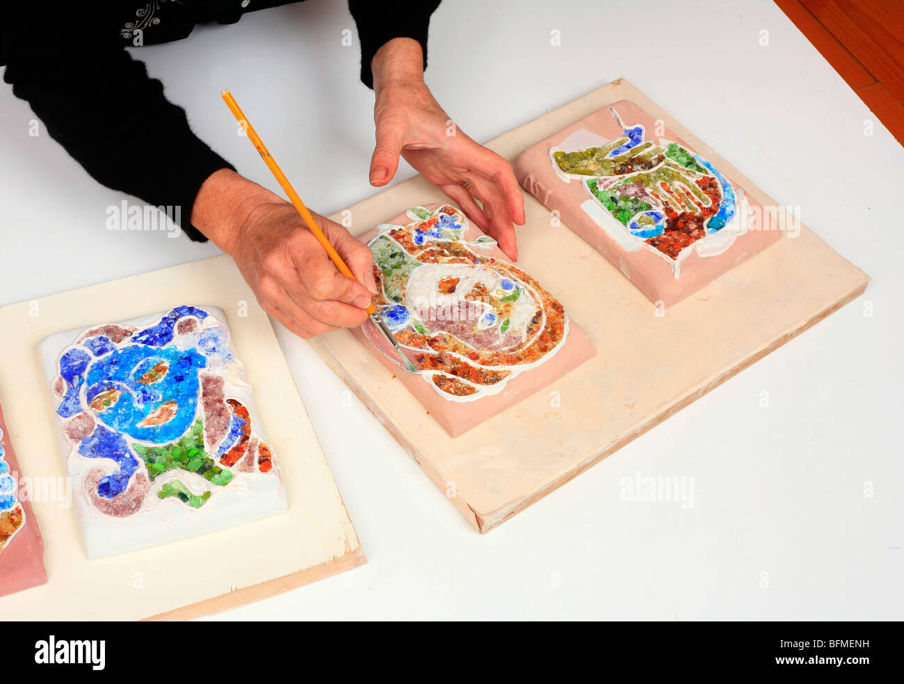 Artista pittura del vetro ceramico mosaico artigianale di decorazione di piastrelle a parete. Foto Stock