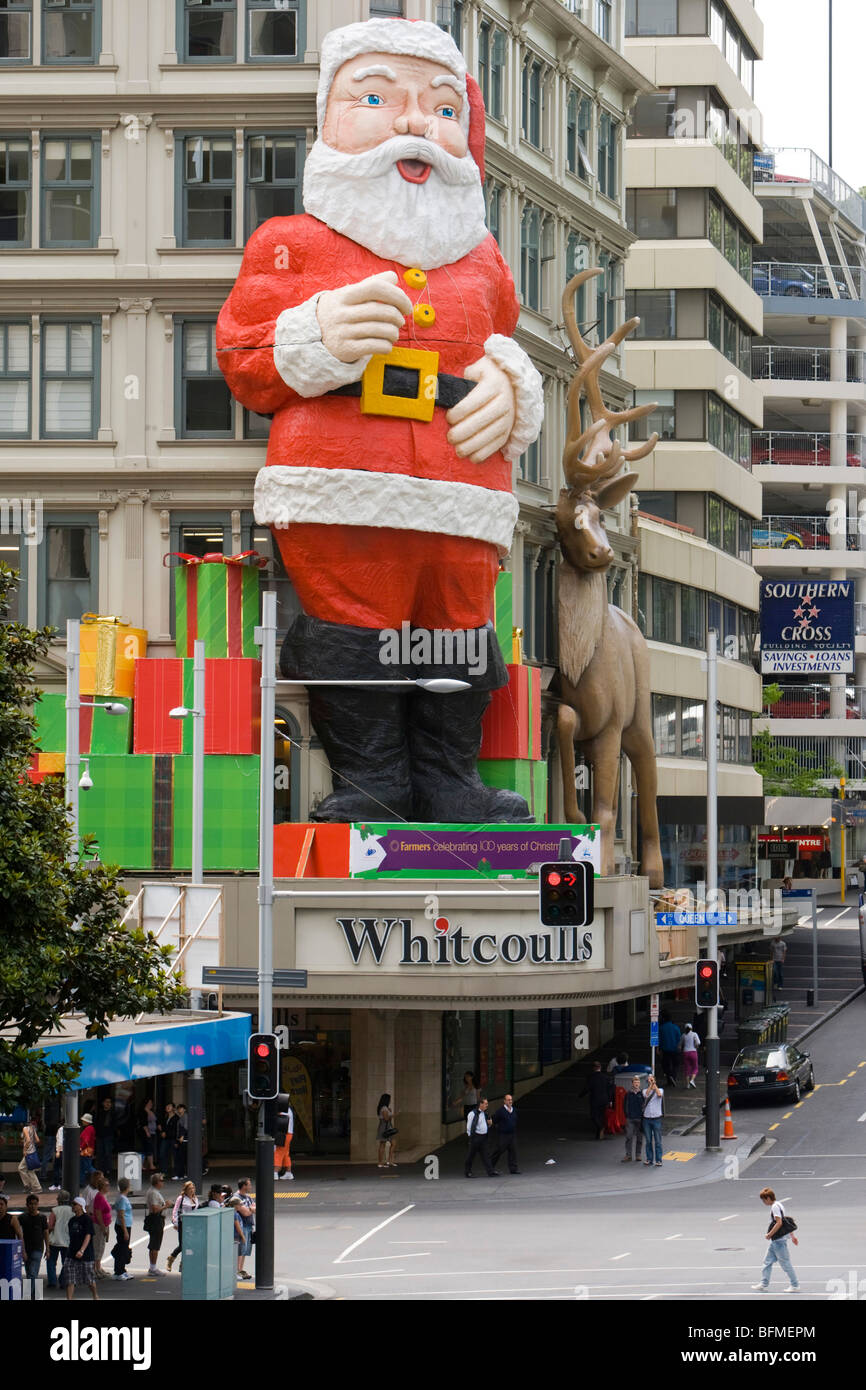 Iconico di Babbo Natale al di fuori Whitcoulls book shop Queen Street Auckland Nuova Zelanda Foto Stock