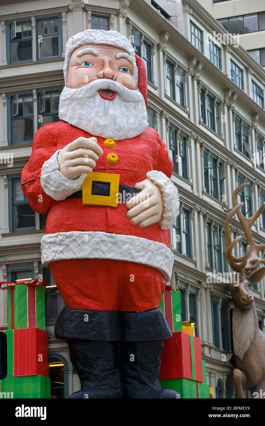 Iconico di Babbo Natale al di fuori Whitcoulls book shop Queen Street Auckland Nuova Zelanda Foto Stock