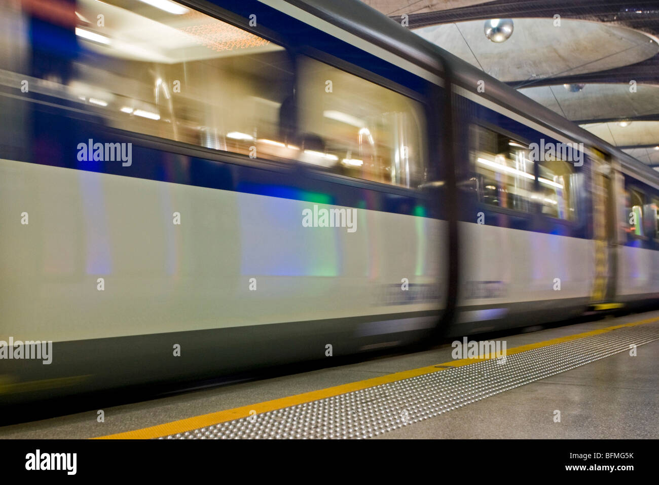 Una classe di SD (Scenic Guida) 5762 treno Britomart stazione ferroviaria, Auckland, Nuova Zelanda, lunedì 14 settembre, 2009. Foto Stock