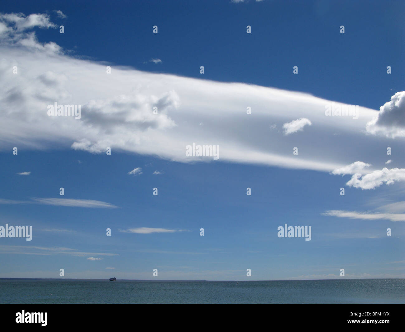 Altocumulus cloud su Puerto Madryn, Argentina Foto Stock