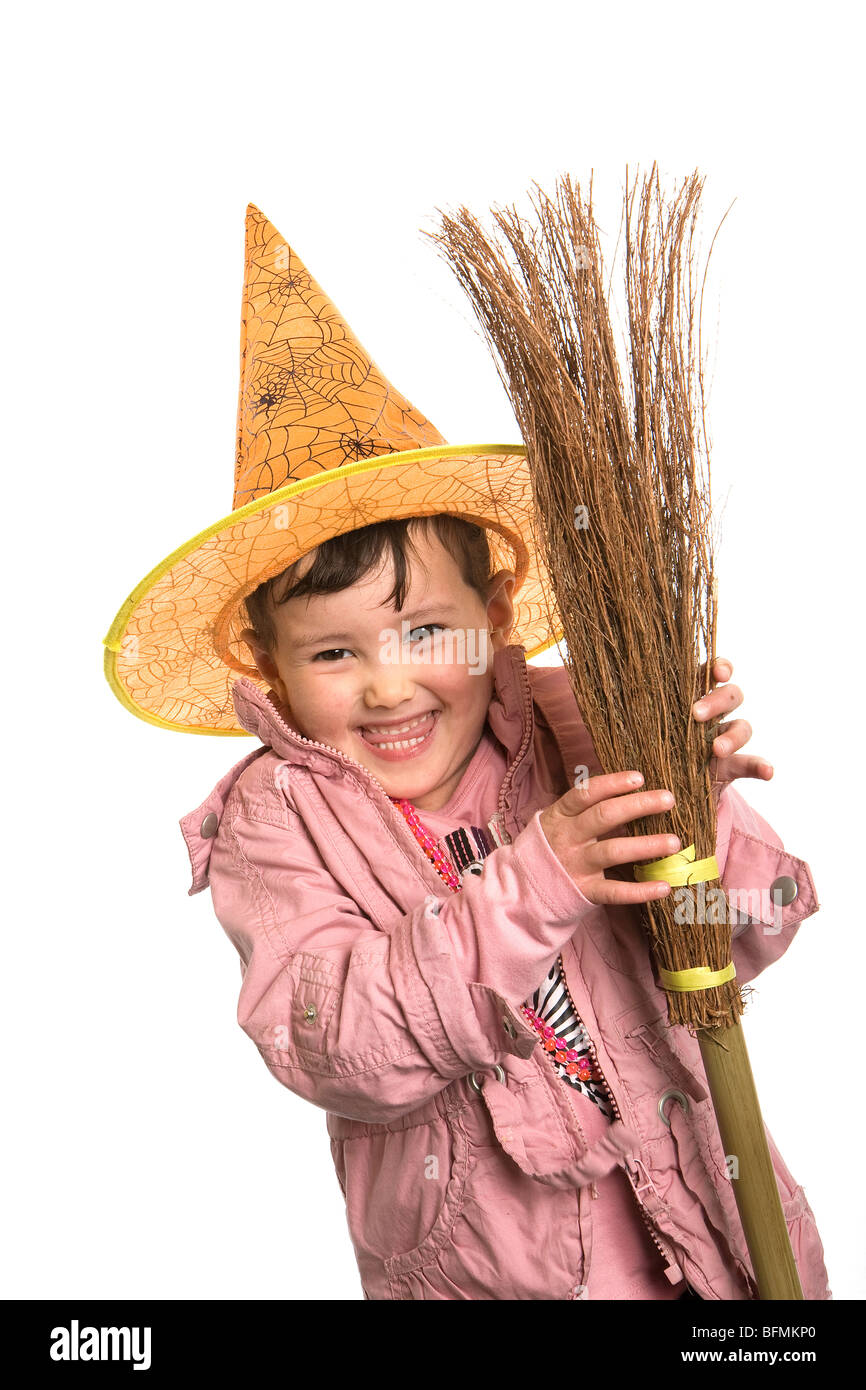 I giovani di mezza-ragazza tailandese pone con un streghe hat e scopa per Halloween Foto Stock