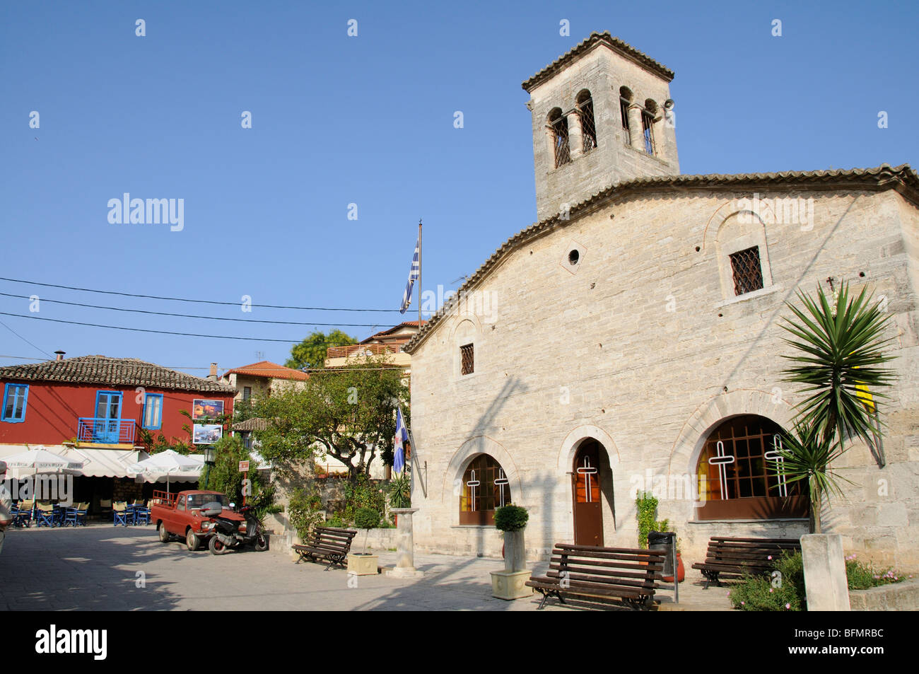 La chiesa di Agios Dimitrios nel nord del greco città balneare di Afytos Foto Stock