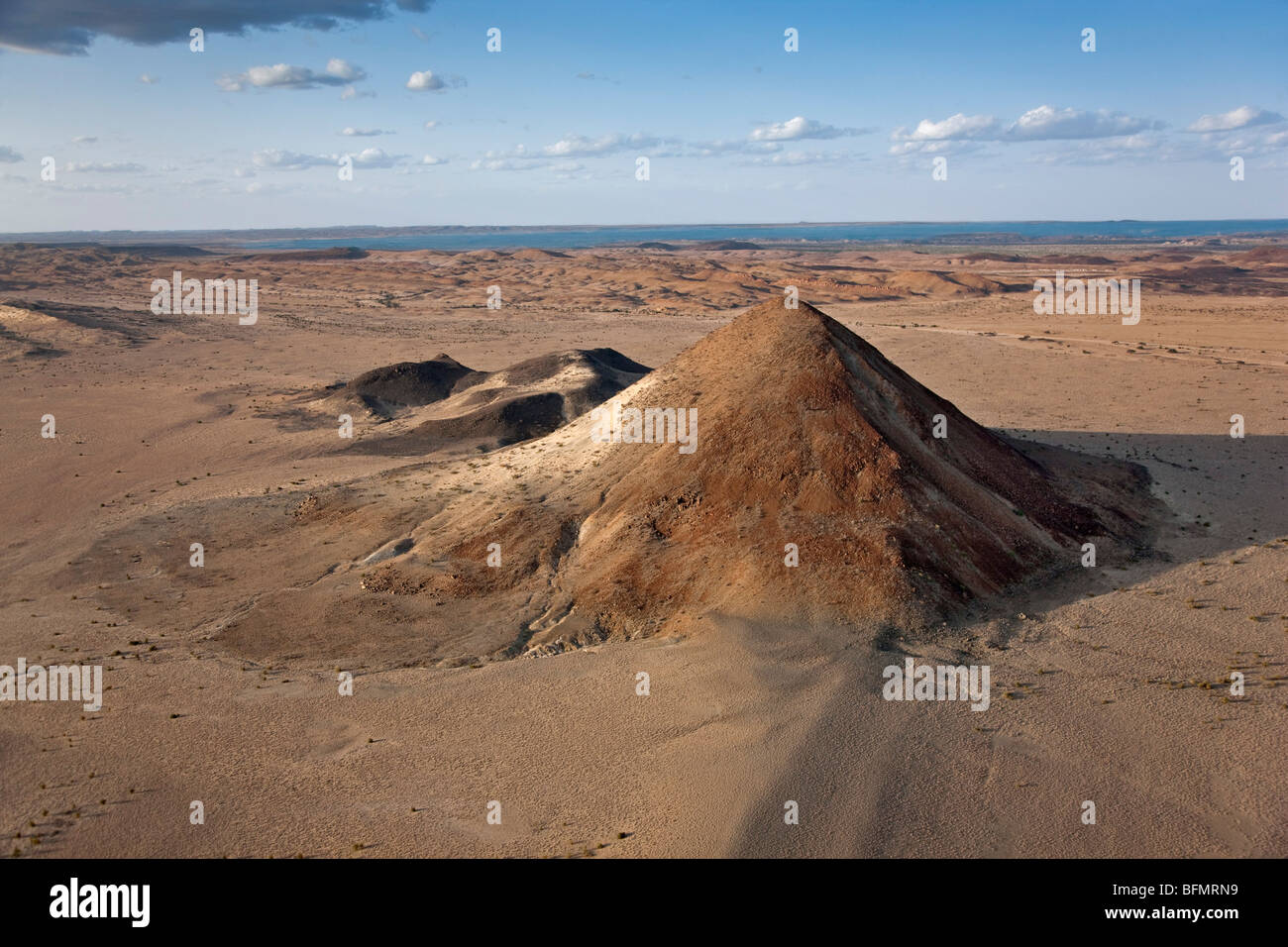 Porr Hill è un importante elemento geografico che giace appena fuori la sponda orientale del lago Turkana vicino a El Molo Bay. Foto Stock