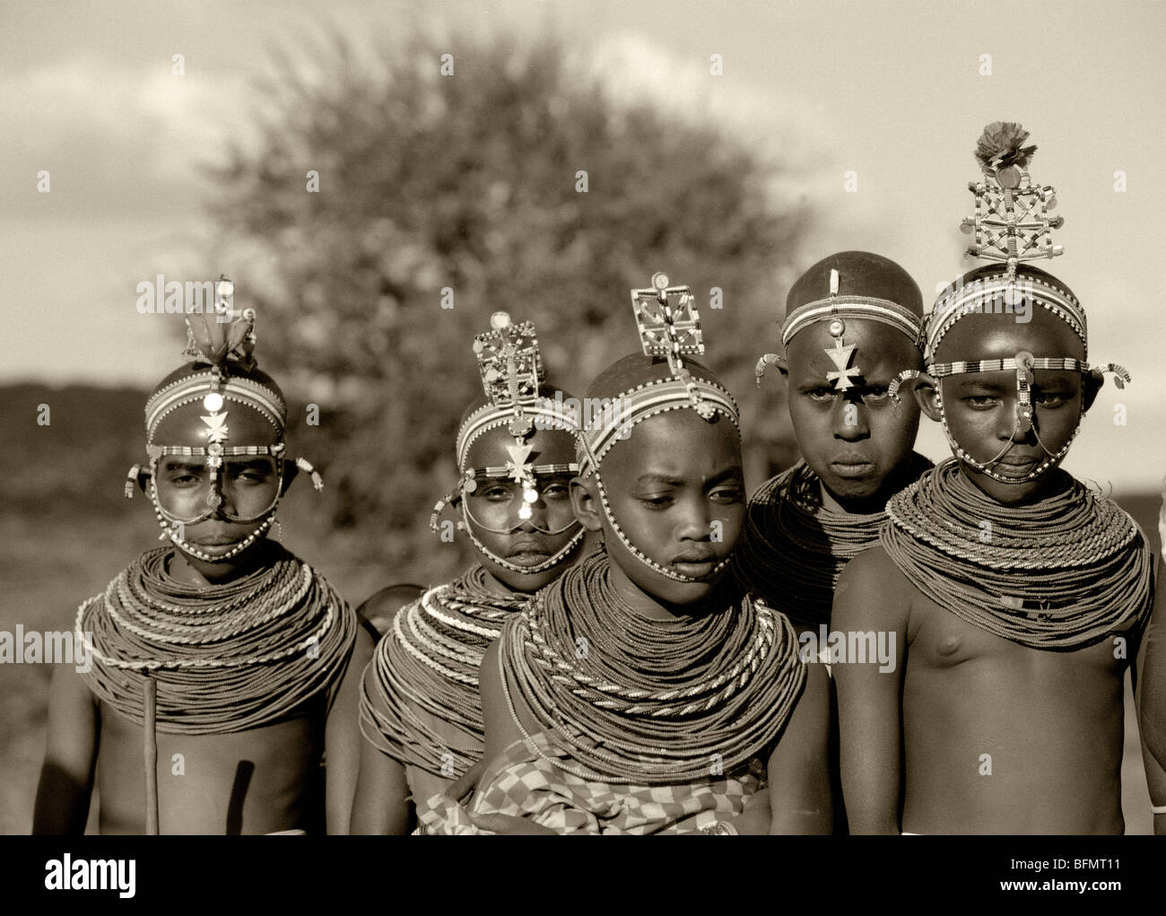 Kenya,Laikipia. Laikipiak Maasai ragazze vestite nel copricapo decorativo e collane di partecipare a un matrimonio. Foto Stock