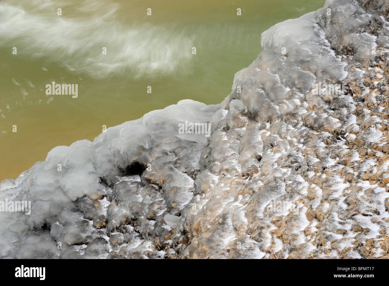 Formazioni di ghiaccio lungo il lago Manitoba litorale all'inizio dell'inverno, ripida roccia, Manitoba, Canada Foto Stock