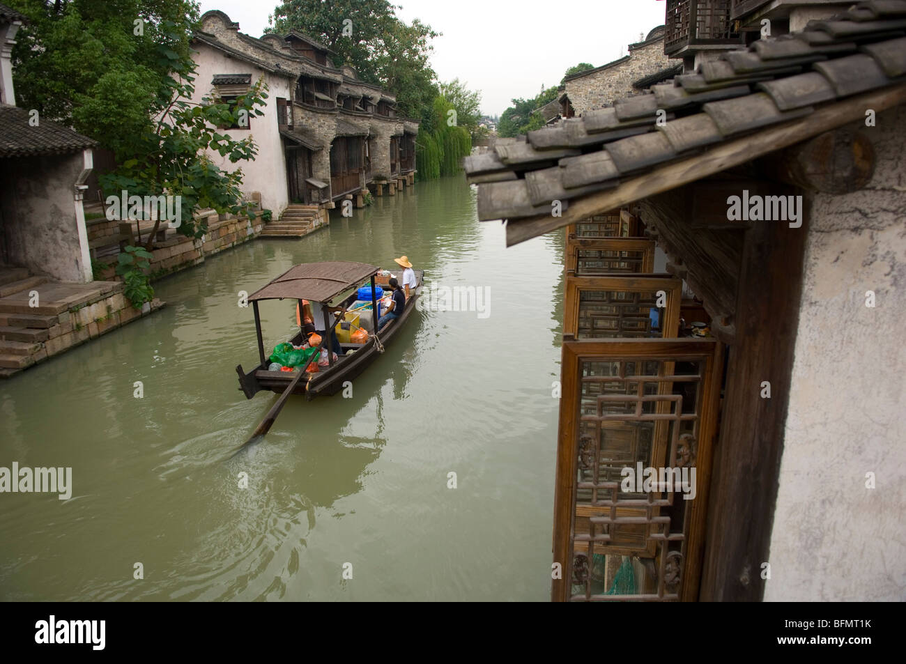 Vista della pittoresca città di acqua di Wuzhen. La provincia di Zhejiang, Cina. Foto Stock