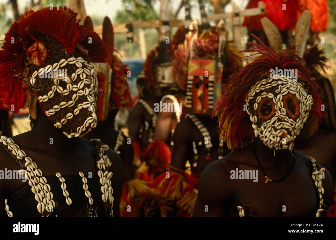 Mali, Bandiagara scarpata, Sanga. Sanga village ballerini, riprendendo gli aspetti dei Dogon del popolo storia di creazione attraverso la danza Foto Stock