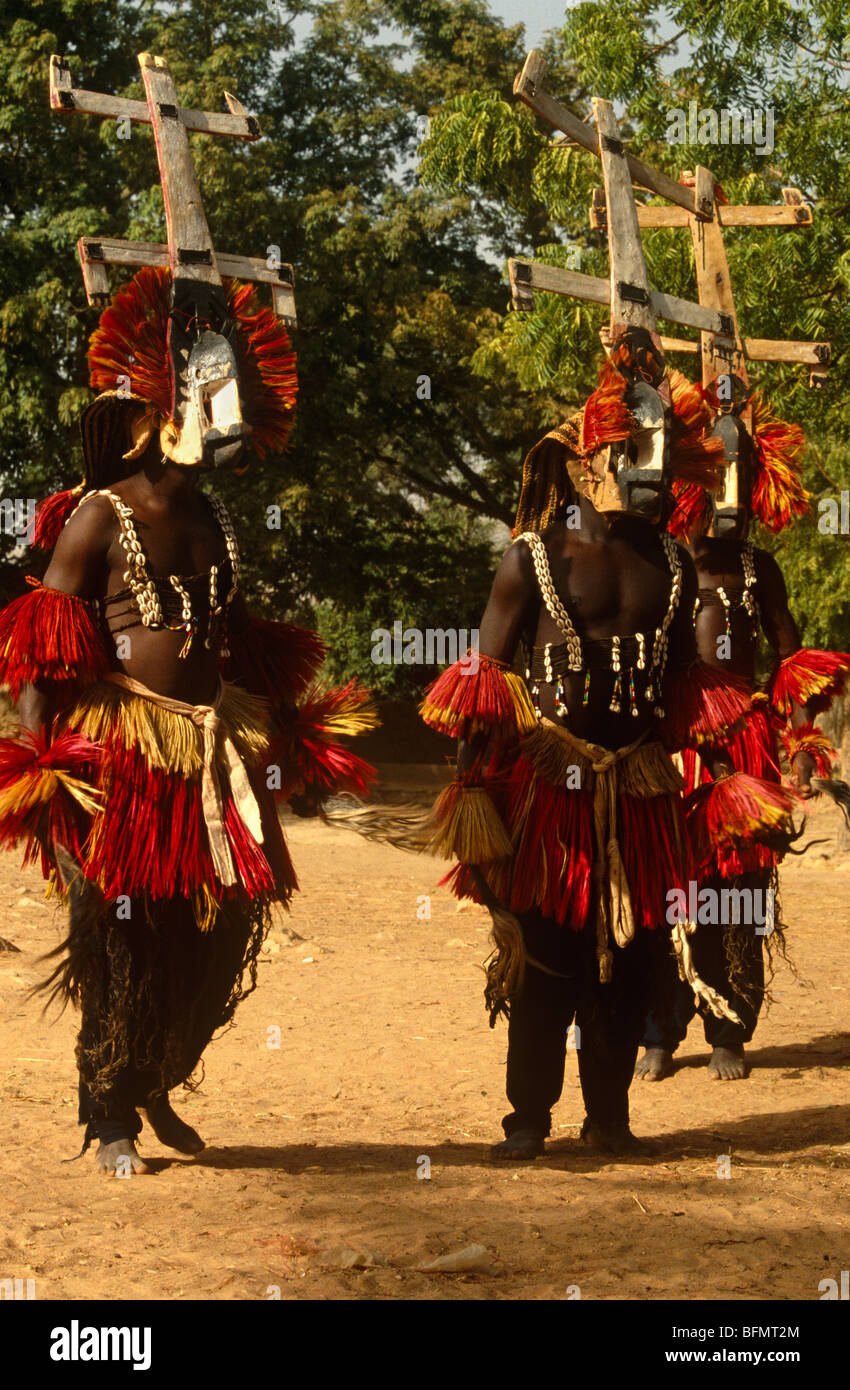 Mali, Bandiagara scarpata, Sanga. Sanga village ballerini, riprendendo gli aspetti dei Dogon del popolo storia di creazione attraverso la danza Foto Stock