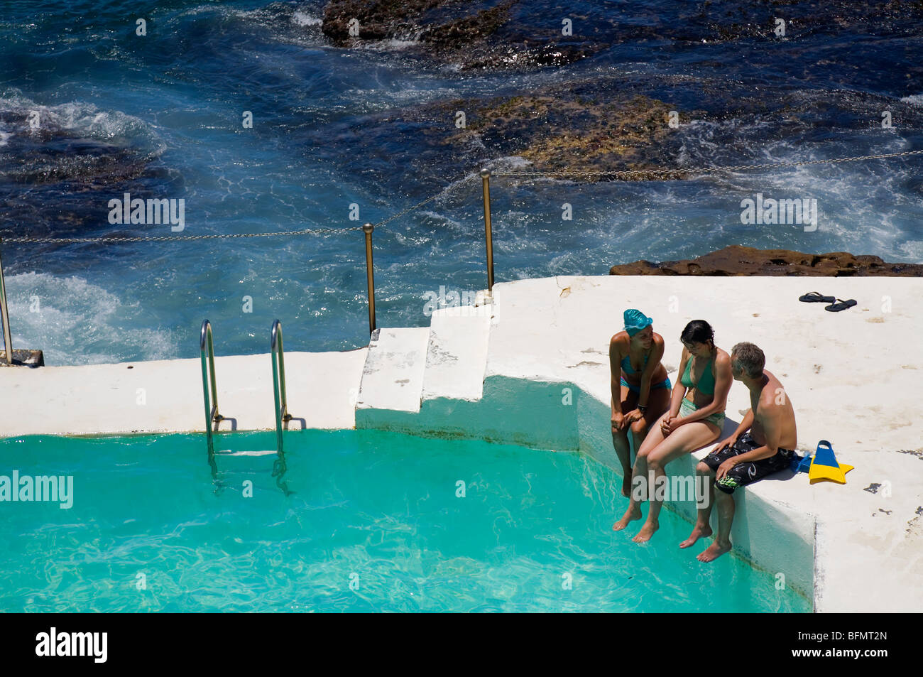 Australia, Nuovo Galles del Sud di Sydney. Nuotatori a Bondi iceberg piscina presso la spiaggia di Bondi. Foto Stock