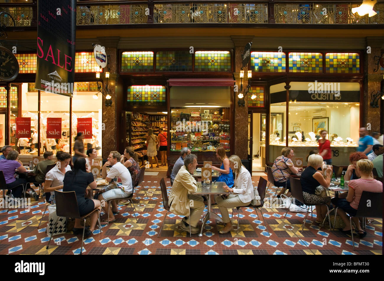 Australia, Nuovo Galles del Sud di Sydney. Gli amanti dello shopping in un bar nel centro storico Strand Arcade - uno di Sydney's top centri commerciali. Foto Stock