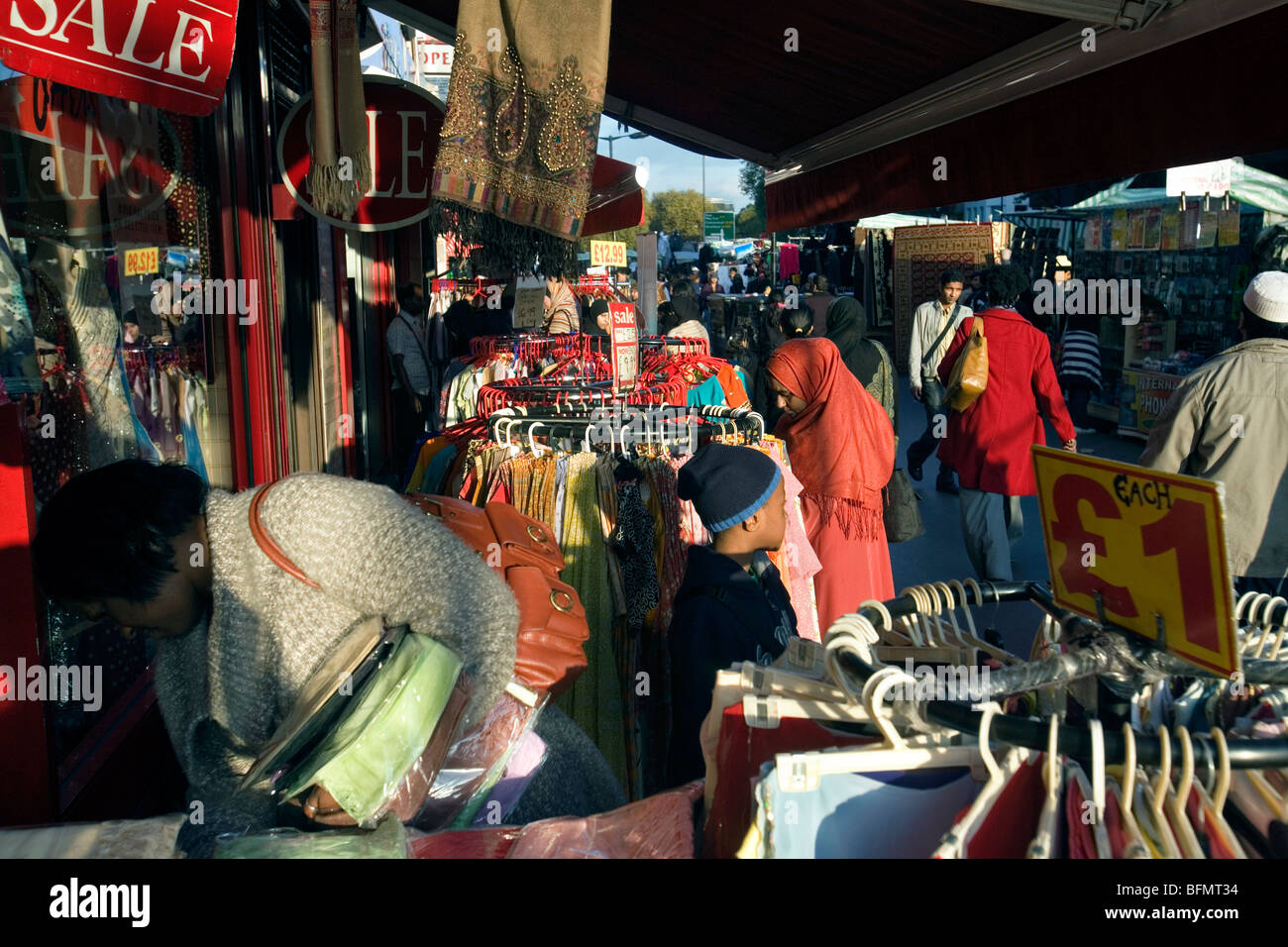 Un asiatico fashion shop a whitechapel mercato nella zona est di Londra Foto Stock