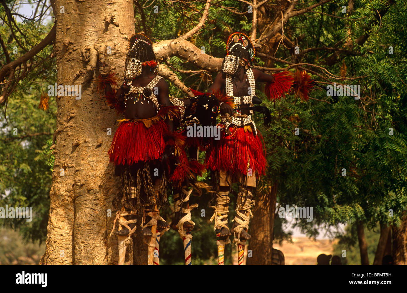 Mali, Bandiagara scarpata, Sanga. Sanga village ballerini, riprendendo gli aspetti dei Dogon del popolo storia di creazione attraverso la danza Foto Stock