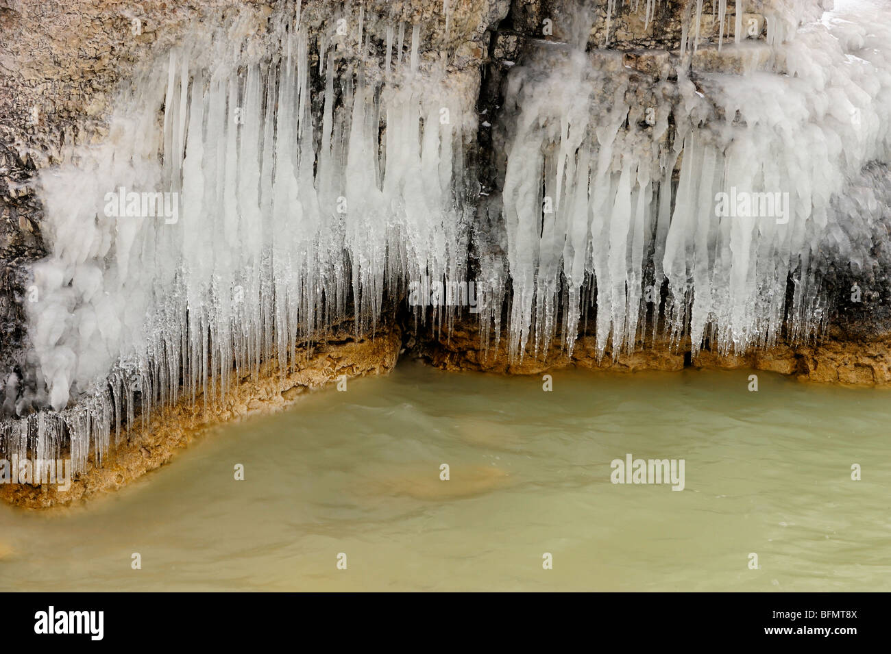 Formazioni di ghiaccio lungo il lago Manitoba litorale all'inizio dell'inverno, ripida roccia, Manitoba, Canada Foto Stock
