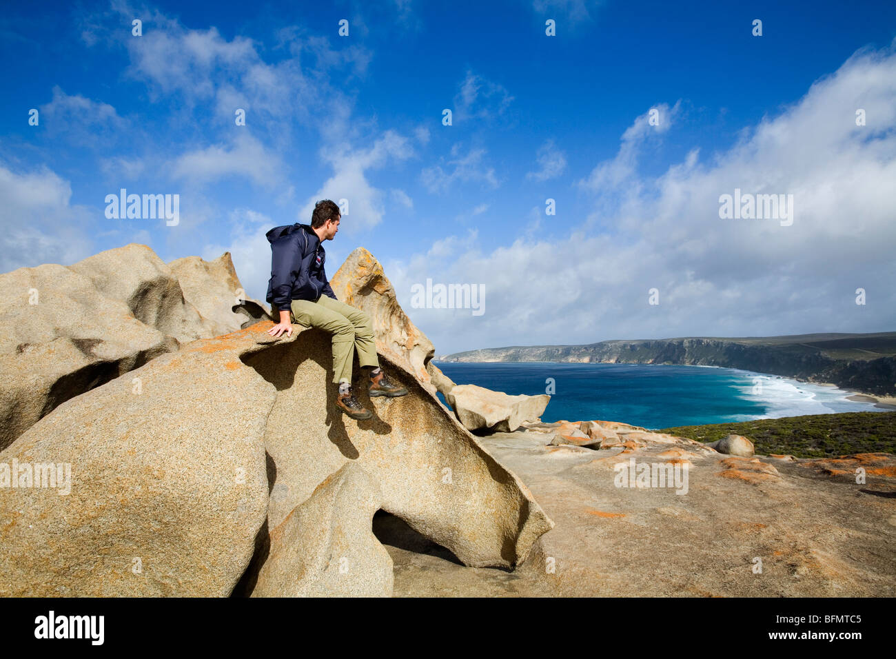 In Australia, in Sud Australia, Kangaroo Island. Un turista in cima alla notevole rocce nel Parco Nazionale di Flinders Chase.(MR) Foto Stock