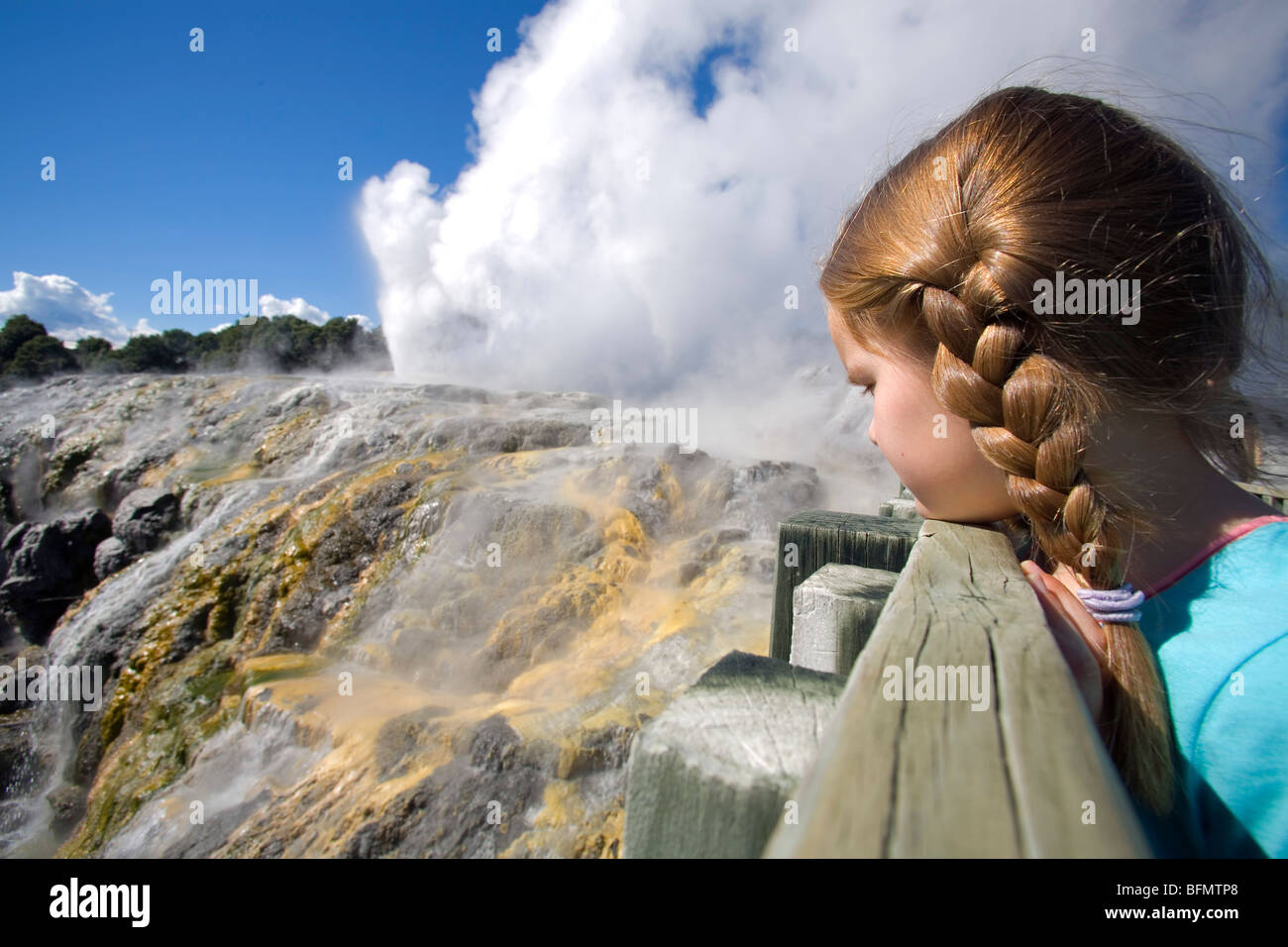 Nuova Zelanda, Isola del nord, Rotorua. Una giovane ragazza orologi fumarole e geyser a Te Whakarewarewa Thermal Valley, Te Puia. (MR) Foto Stock