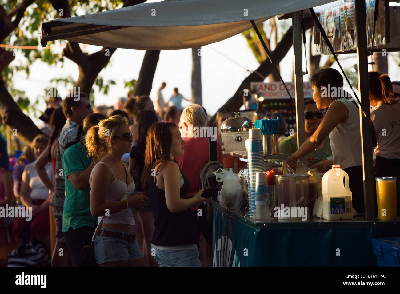Australia, Territorio del Nord, Darwin. Pressione di stallo di cibo al Mindil Beach Sunset mercati. Foto Stock