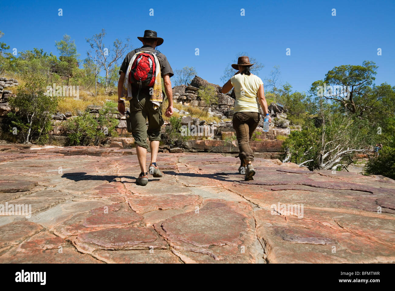 Australia, Territorio del Nord, Kakadu National ParkHikers sul Jim Jim Falls altopiano (PR) (MR) Foto Stock