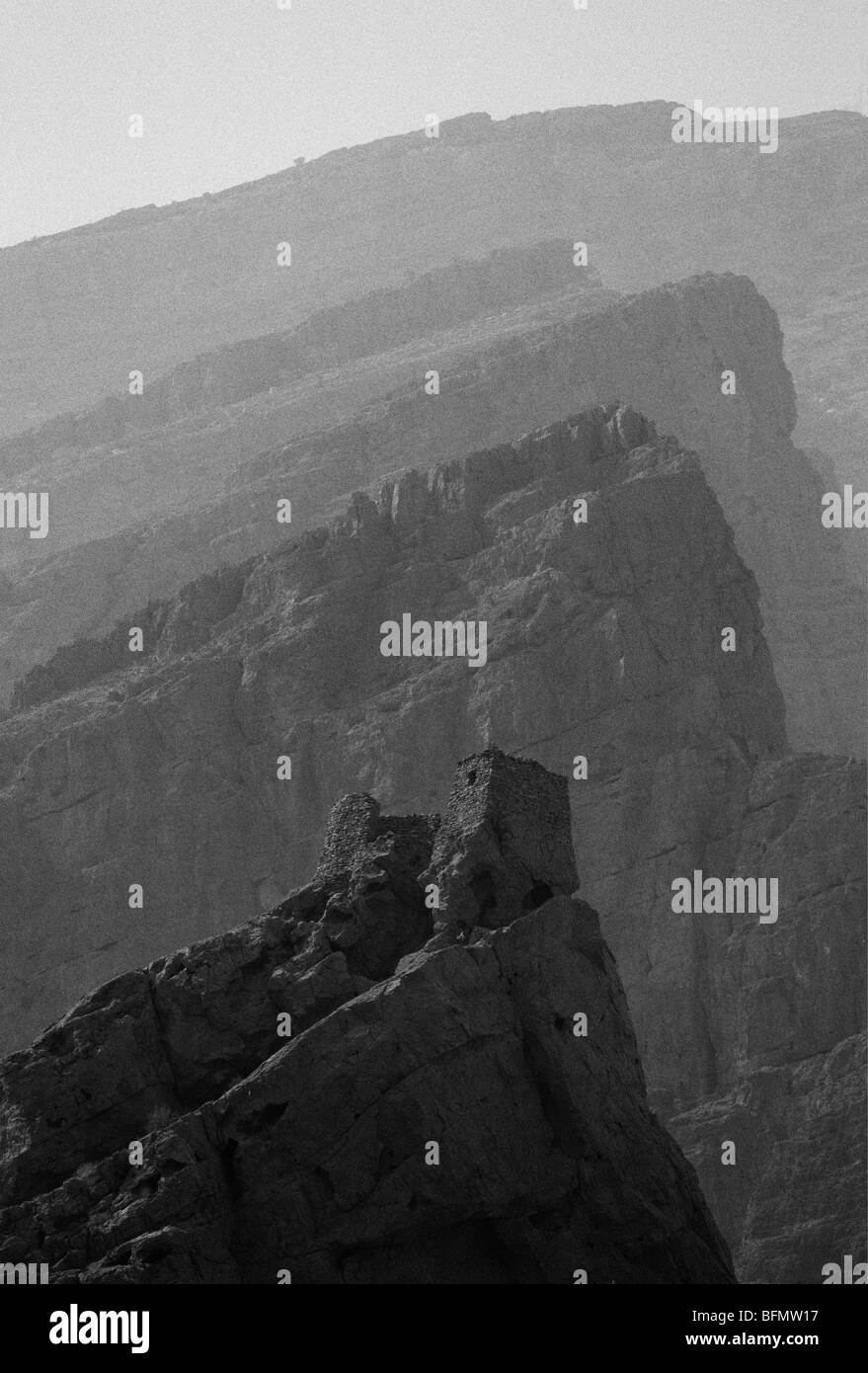 Oman. Una torre di avvistamento abbandonate arroccato su un pinnacolo di roccia comandando una vista lungo il Wadi Bani Auf. Foto Stock