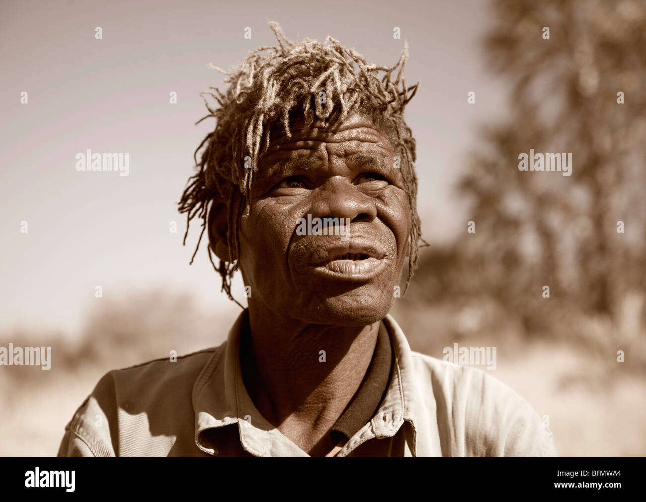 Il Botswana, Makgadikgadi, Jack's Camp. Un ritratto di una vecchia guida dei Boscimani. Foto Stock