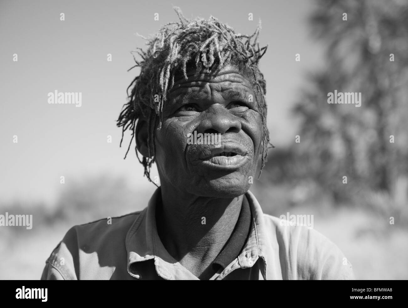 Il Botswana, Makgadikgadi, Jack's Camp. Un ritratto di una vecchia guida dei Boscimani. Foto Stock