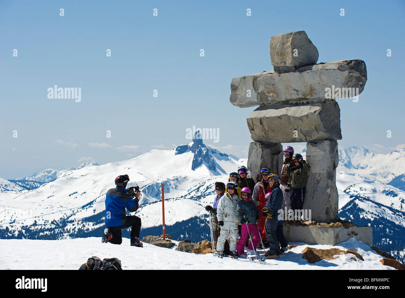 Canada, British Columbia, Whistler, sede delle Olimpiadi Invernali 2010 giochi, un Inuit Inukshuk statua di pietra nera e il brosmio Peak Foto Stock