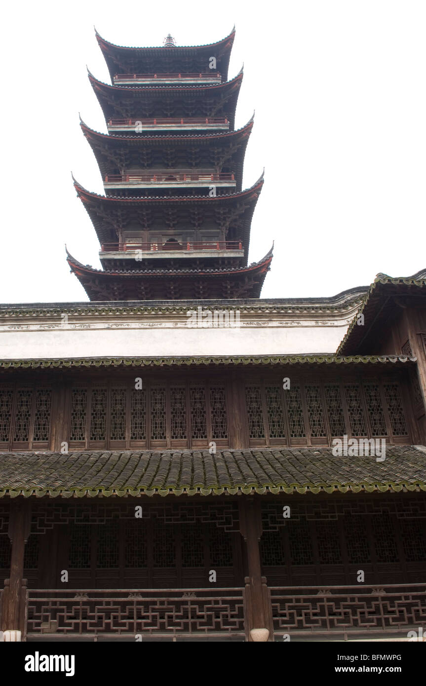 Il Loto Bianco torre vista dal ponte Ruyi nella città antica Wuzhen. La provincia di Zhejiang, Cina. Foto Stock