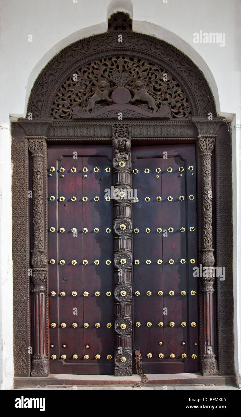 Tanzania, Zanzibar Stone Town. Le massicce porte di teak di Beit al-ajaib o casa di meraviglie. Costruito dal Sultano Barghash nel 1883. Foto Stock