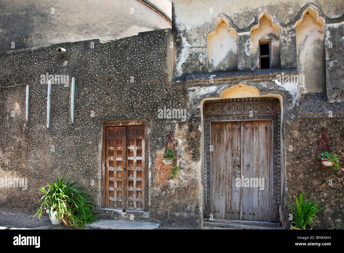 Tanzania, Zanzibar Stone Town. Vecchie porte della cattedrale anglicana Chiesa di Cristo e la sua fondazione prevista in occasione del Natale 1873. Foto Stock