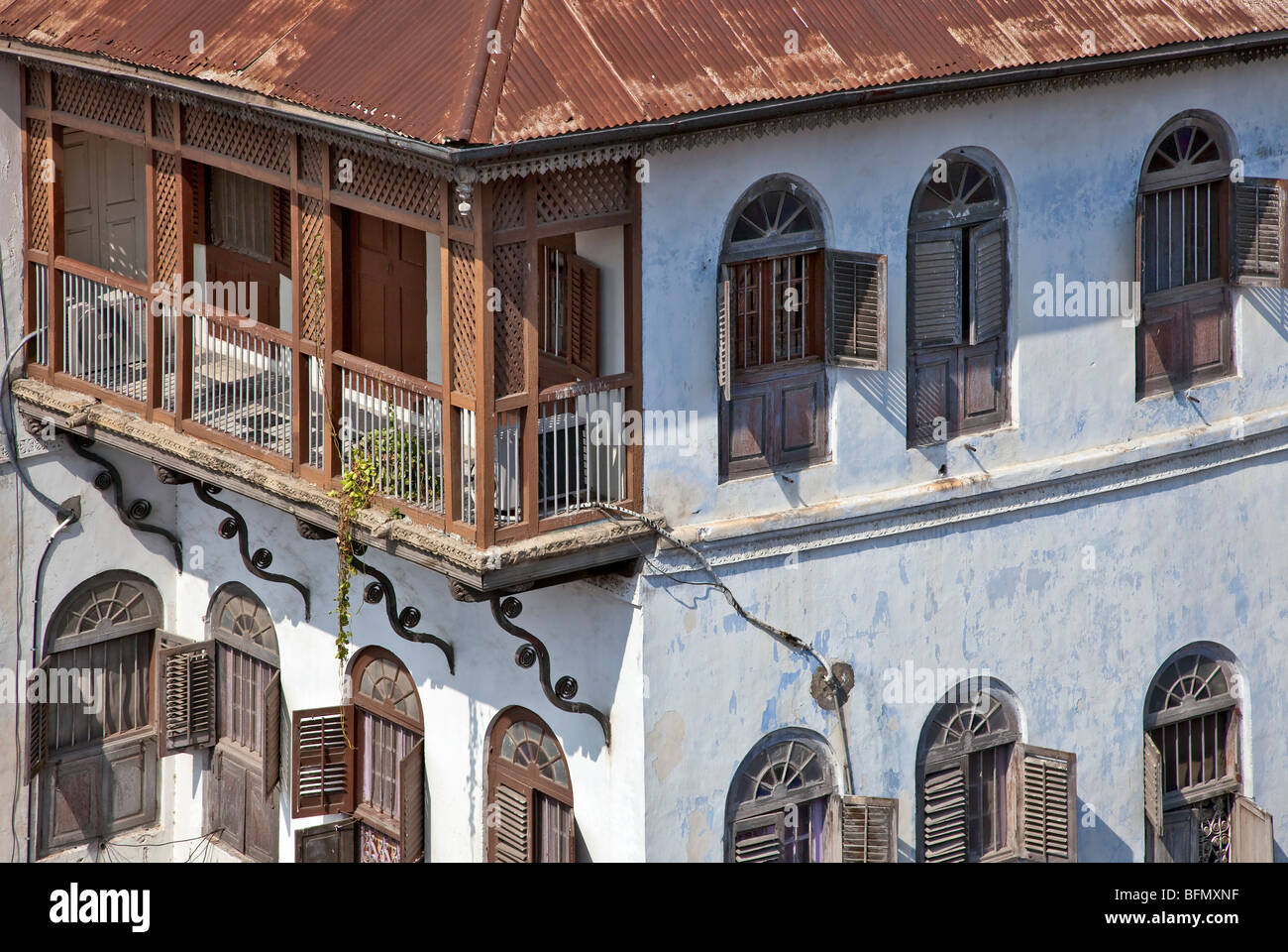 Tanzania, Zanzibar Stone Town. Il tipico vecchio stile di edifici a Zanzibar s Stone Town.. Foto Stock