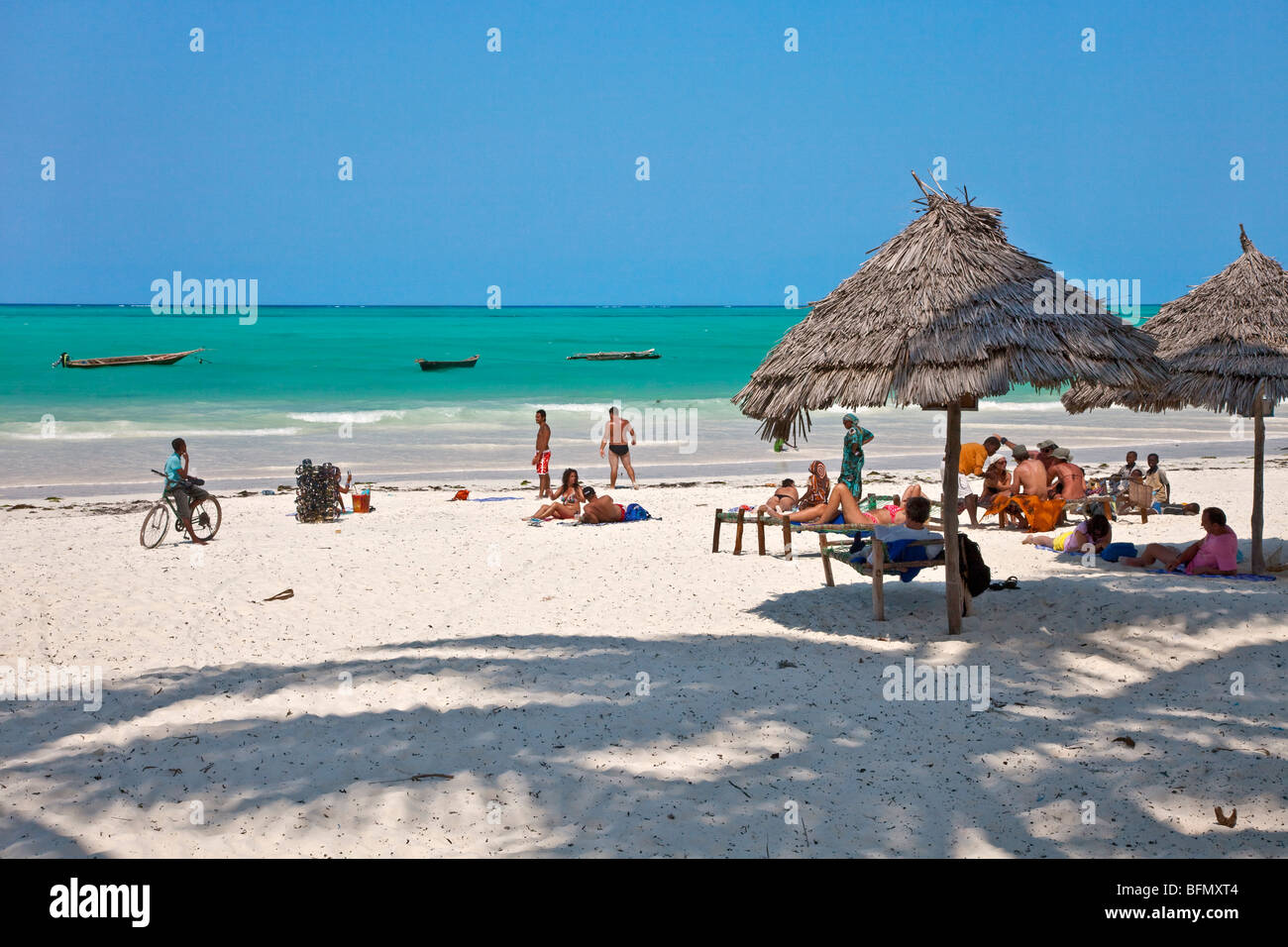 Tanzania, Zanzibar. I turisti si può prendere il sole sulla spiaggia di Paje, una delle più belle spiagge di sabbia bianca nel sud-est dell' isola di Zanzibar. Foto Stock