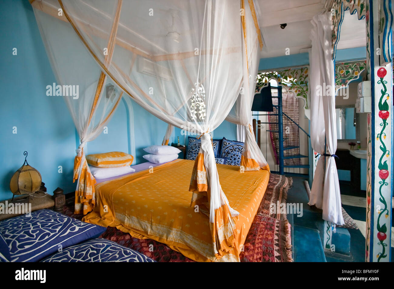 Tanzania, Zanzibar Stone Town. Una camera da letto di 236 Hurumzi, in un magnifico edificio storico nel cuore di Stone Town. Foto Stock