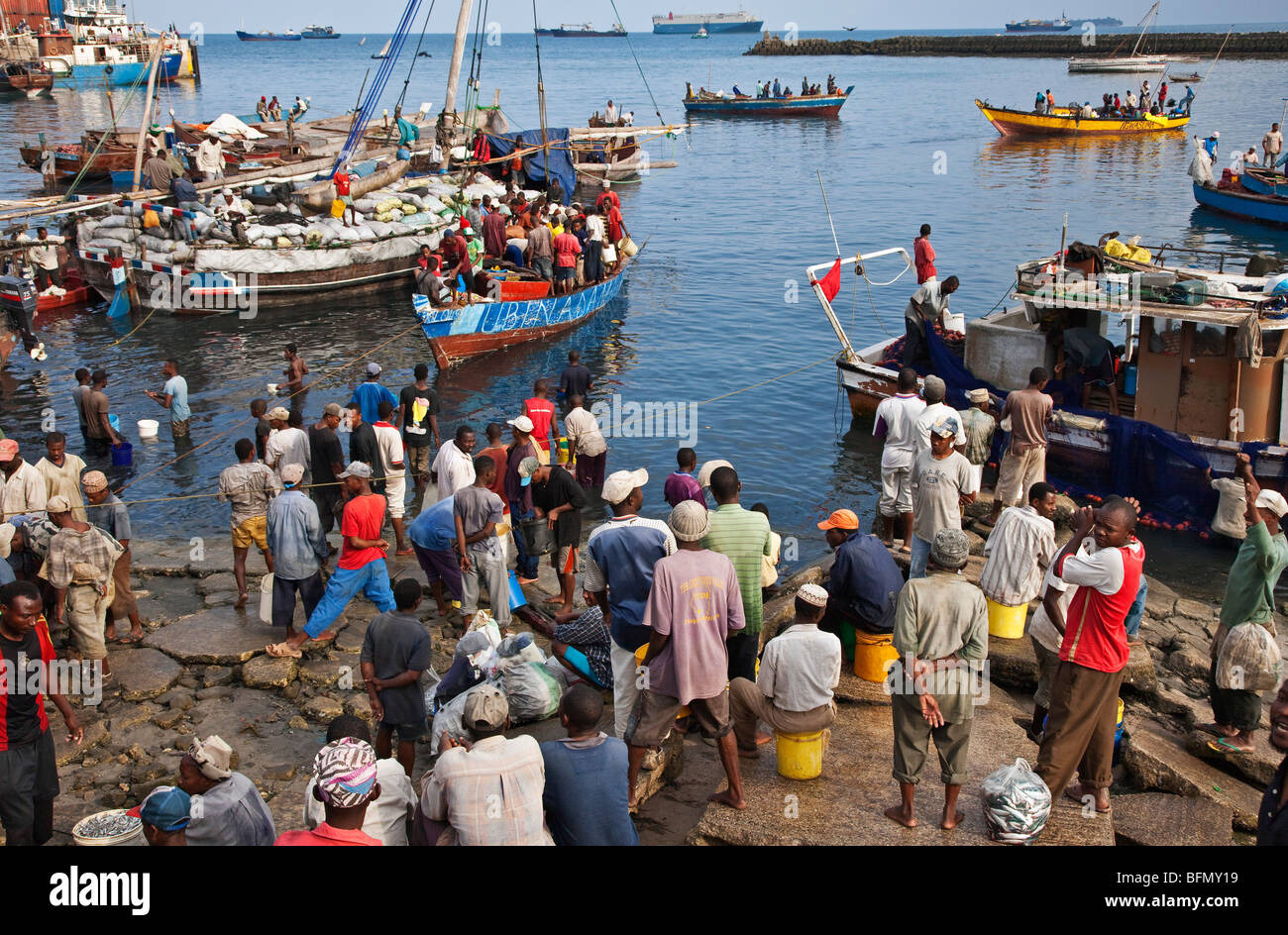 Tanzania, Zanzibar Stone Town. Una scena a Zanzibar s dhow Harbour come persone attendere per comprare pesci dal ritorno dei pescatori di notte Foto Stock