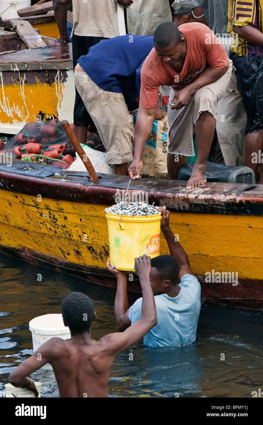 Tanzania, Zanzibar Stone Town. Una scena di occupato a Zanzibars dhow Harbour come i pesci sono venduti dai pescatori direttamente dalla loro imbarcazione. Foto Stock