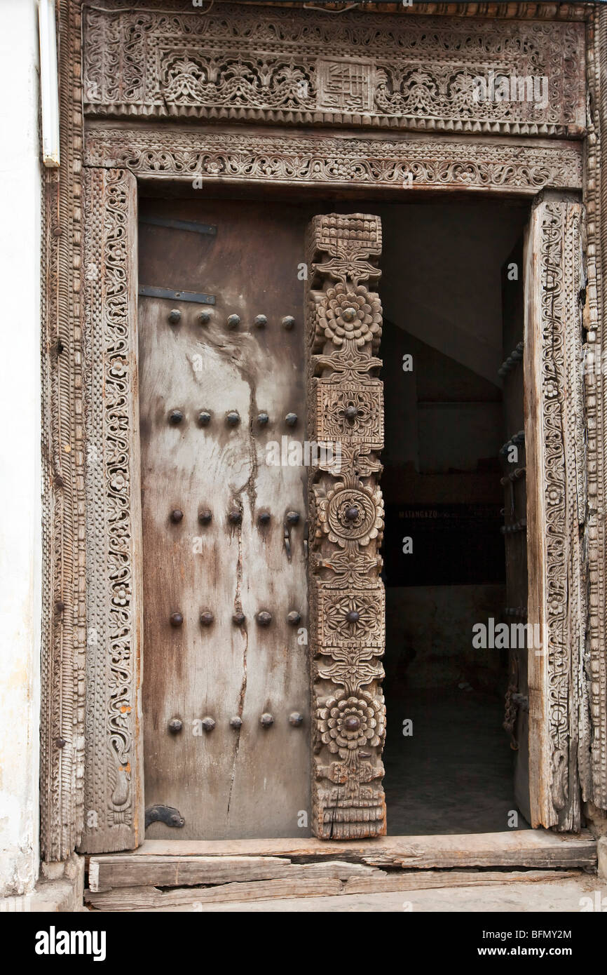 Tanzania, Zanzibar Stone Town. Un bel vecchio intagliata in legno porta di una casa nella città di pietra. Foto Stock
