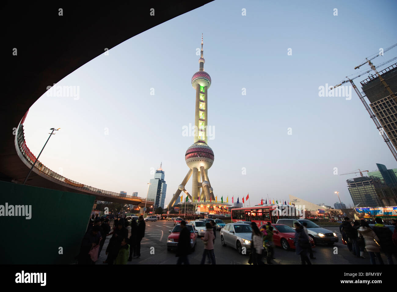 Cina, Shanghai Pudong New Area, Oriental Pearl Tower e lo skyline di Pudong Foto Stock