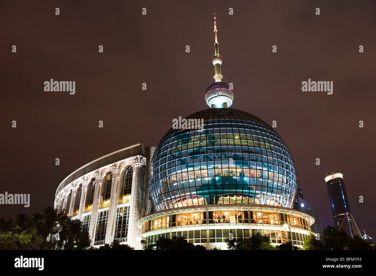 Cina, Shanghai Pudong New Area, International Convention Centre Oriental Pearl Tower e lo skyline di Pudong Foto Stock