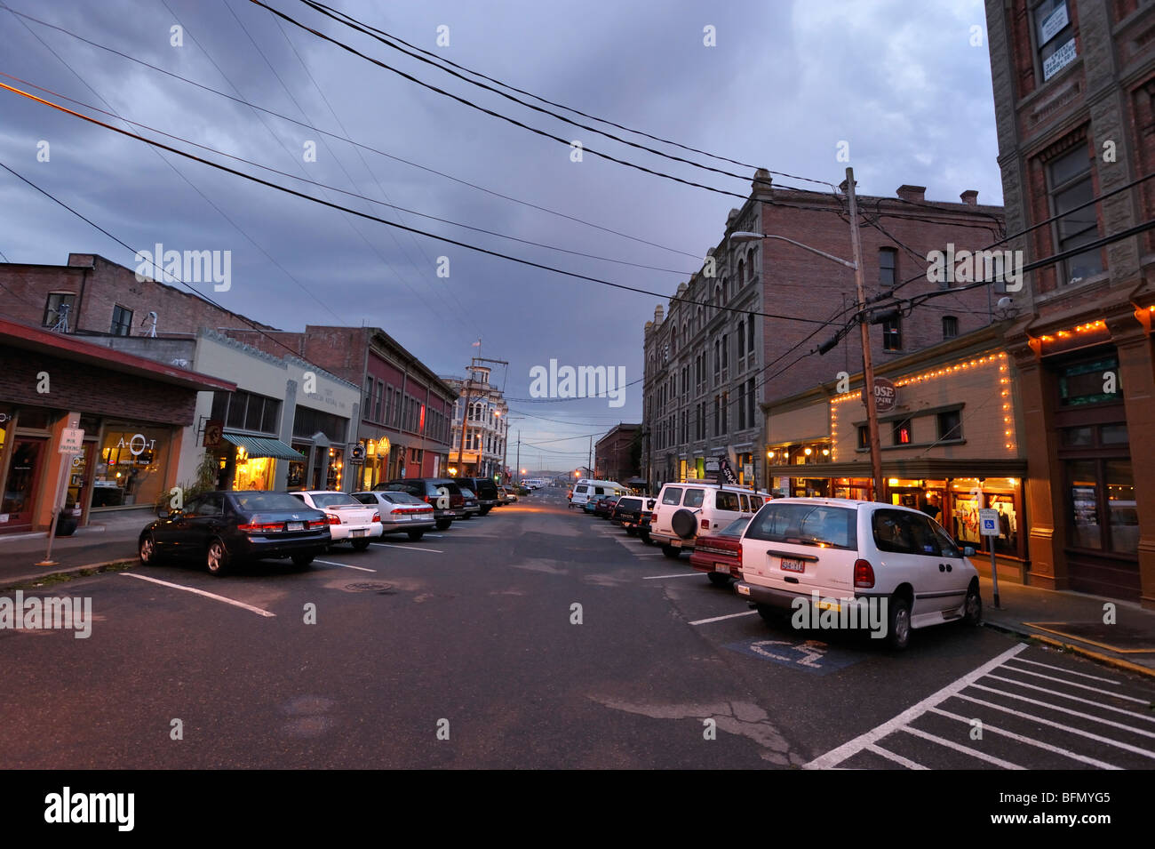 Market street al crepuscolo di Port Townsend nello stato di Washington, USA Foto Stock