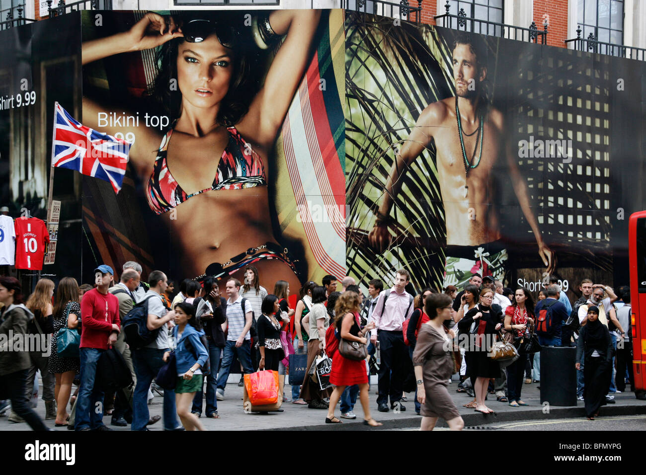 H&m billboard immagini e fotografie stock ad alta risoluzione - Alamy