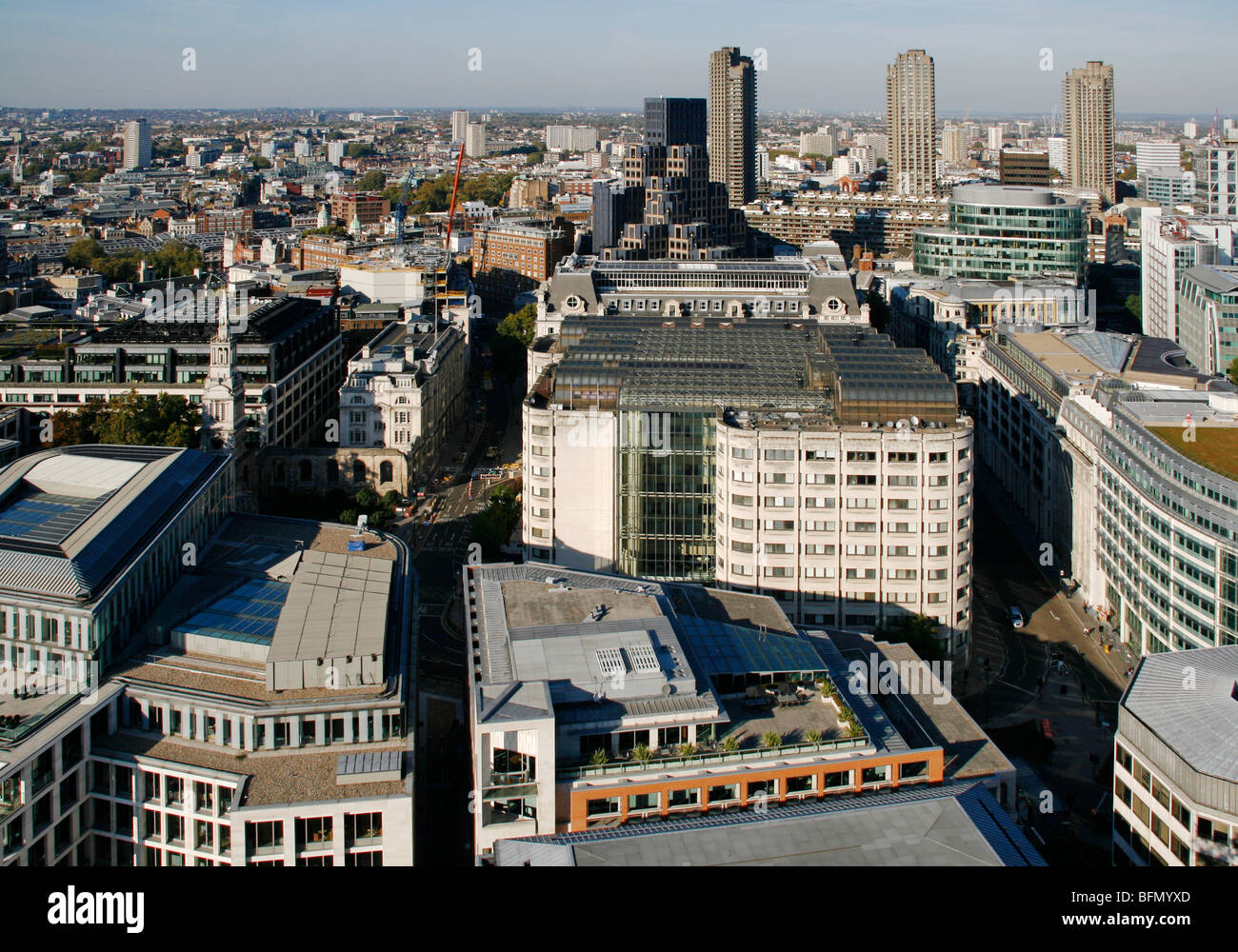 Inghilterra, Londra. Città di Londra visto dalla cupola di San Paolo con le torri del Barbican visto in background. Foto Stock