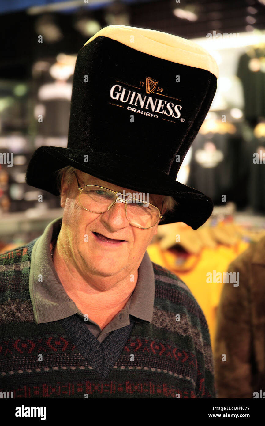 Irlanda, Dublino, St James Gate, un turista indossa un cappello Guinness a  Dublino nel Guinness Storehouse museo Foto stock - Alamy